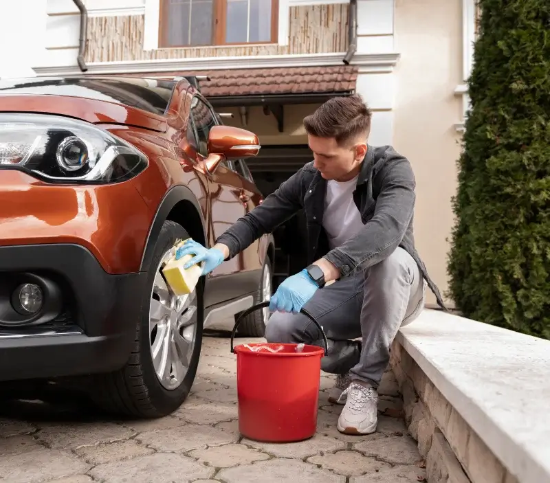Lavage auto à domicile Bascons : professionnel intervenant sur un véhicule